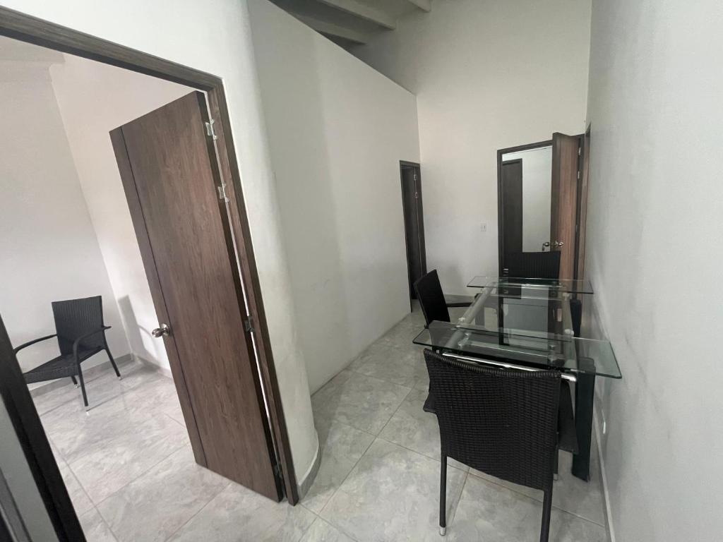 Habitación con mesa de cristal y espejo. en Apartamento cómodo , céntrico y bien ubicado Apto 402, en Medellín