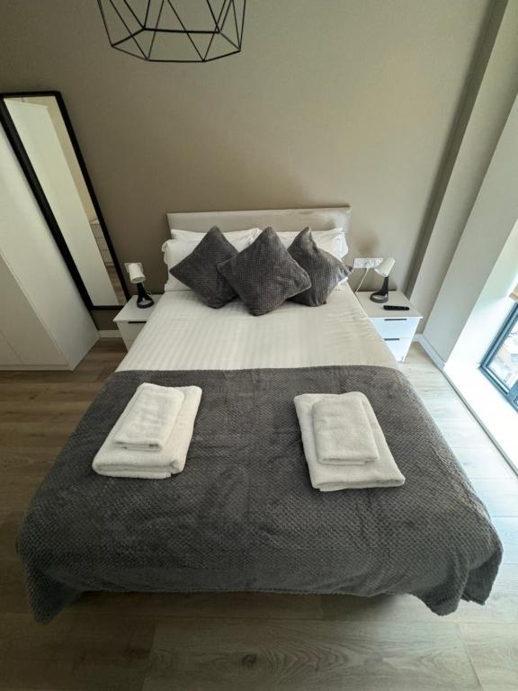 Postel nebo postele na pokoji v ubytování Richmond Row by L3 Apartments