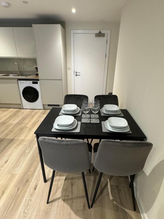 Kuchyň nebo kuchyňský kout v ubytování Richmond Row by L3 Apartments