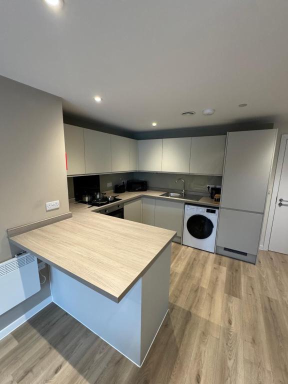 Kuchyň nebo kuchyňský kout v ubytování Richmond Row by L3 Apartments