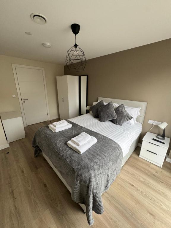 Postel nebo postele na pokoji v ubytování Richmond Row by L3 Apartments