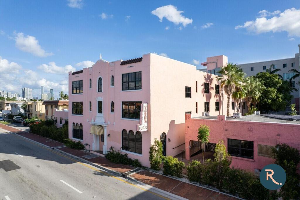 een luchtzicht op een gebouw in een stadsstraat bij Roami at Tower Hotel - Calle Ocho in Miami