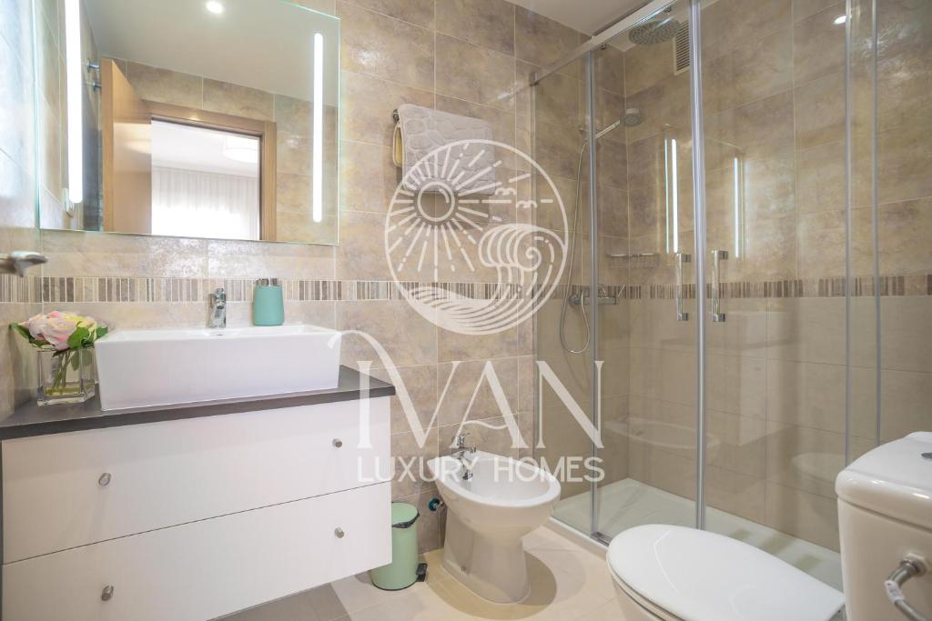 Kúpeľňa v ubytovaní Casa Rafael Ivan Luxury Homes 11ªPlta Sur 1ªLínea