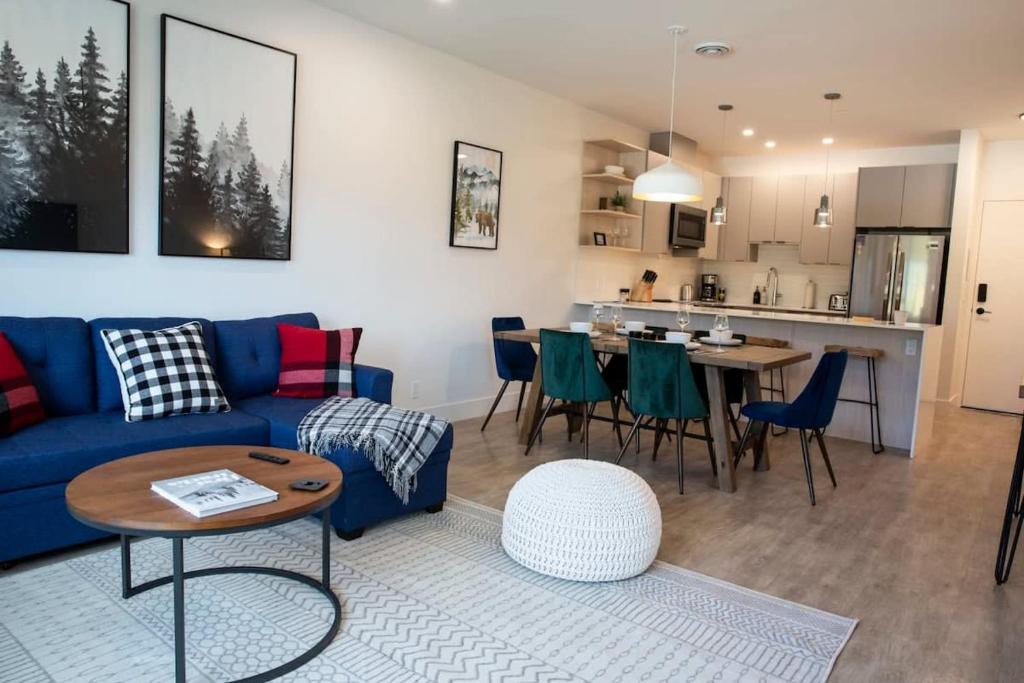 Domino Condo Bunk Bed & Hot Tub, Revelstoke (updated prices 2024)