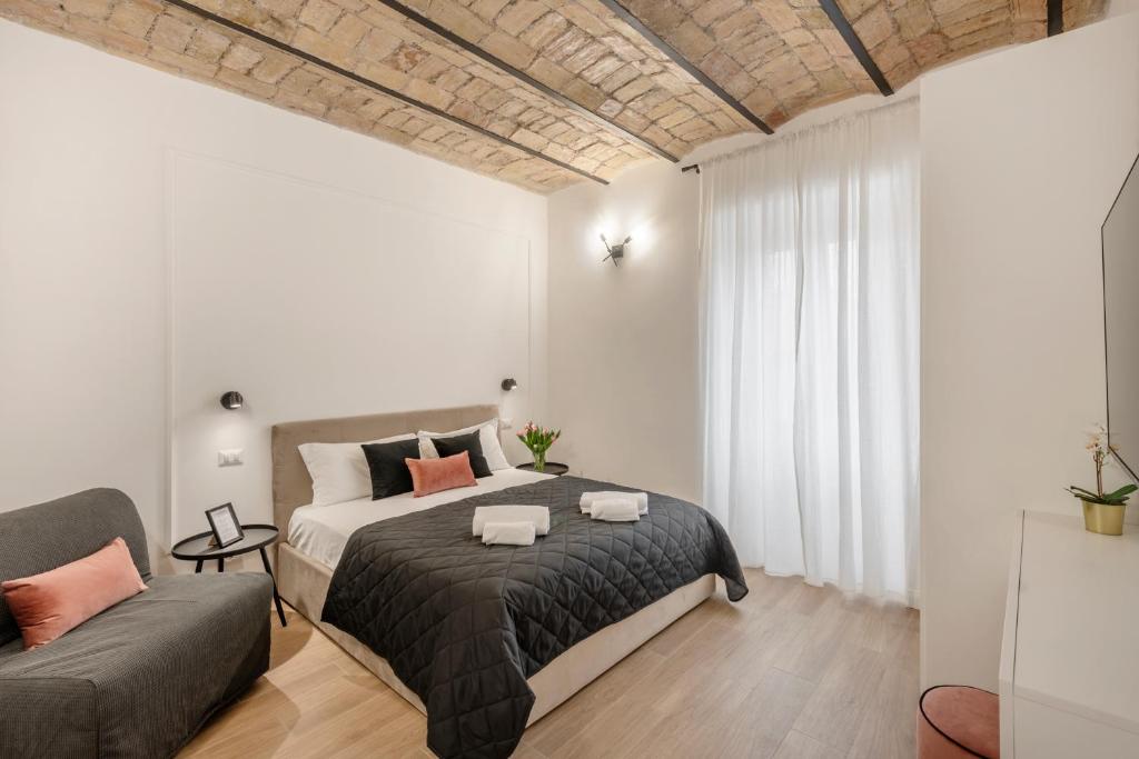 ein Schlafzimmer mit einem großen Bett und einem Sofa in der Unterkunft W STUDIO TERMINI in Rom
