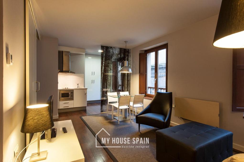 sala de estar con cocina y comedor en MyHouseSpain - Apartamentos Moros 41, en Gijón