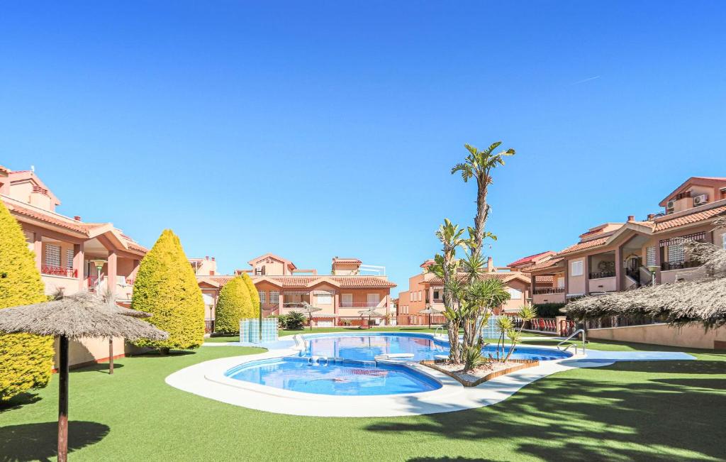 サンタ・ポラにあるNice Home In Santa Pola With Swimming Poolのヤシの木がある中庭