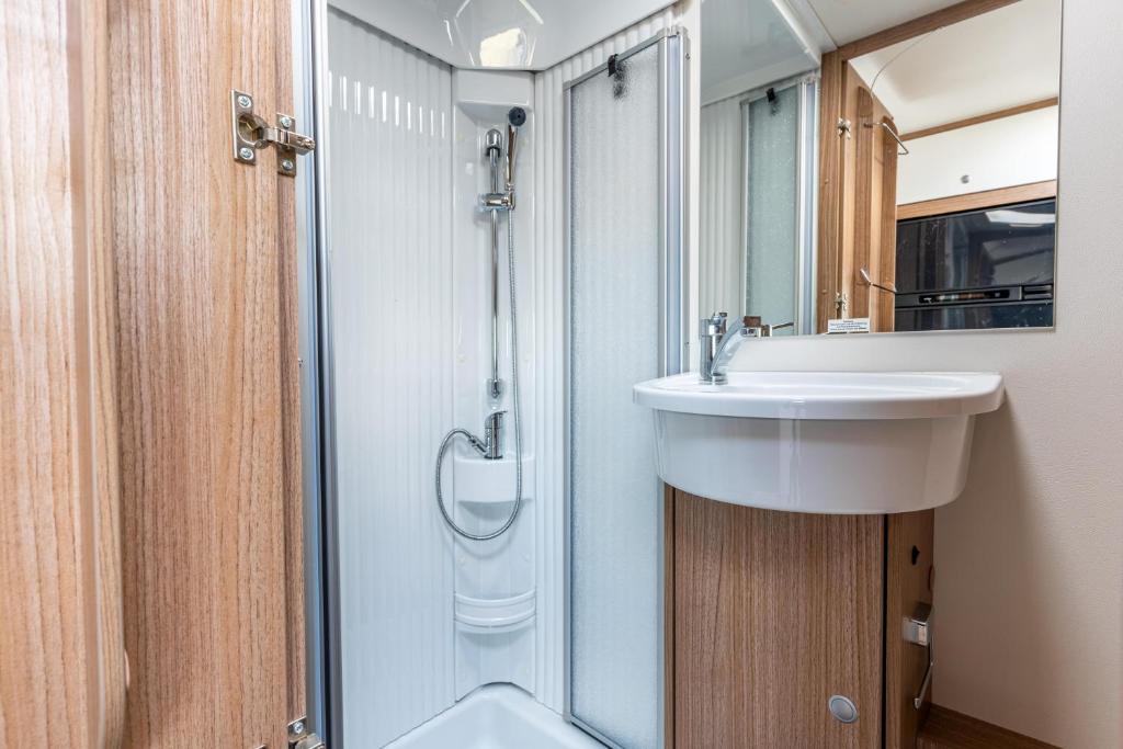 Fotografie z fotogalerie ubytování Campiri Base Prague - motorhomes & RVs rental company v destinaci Tuchoměřice