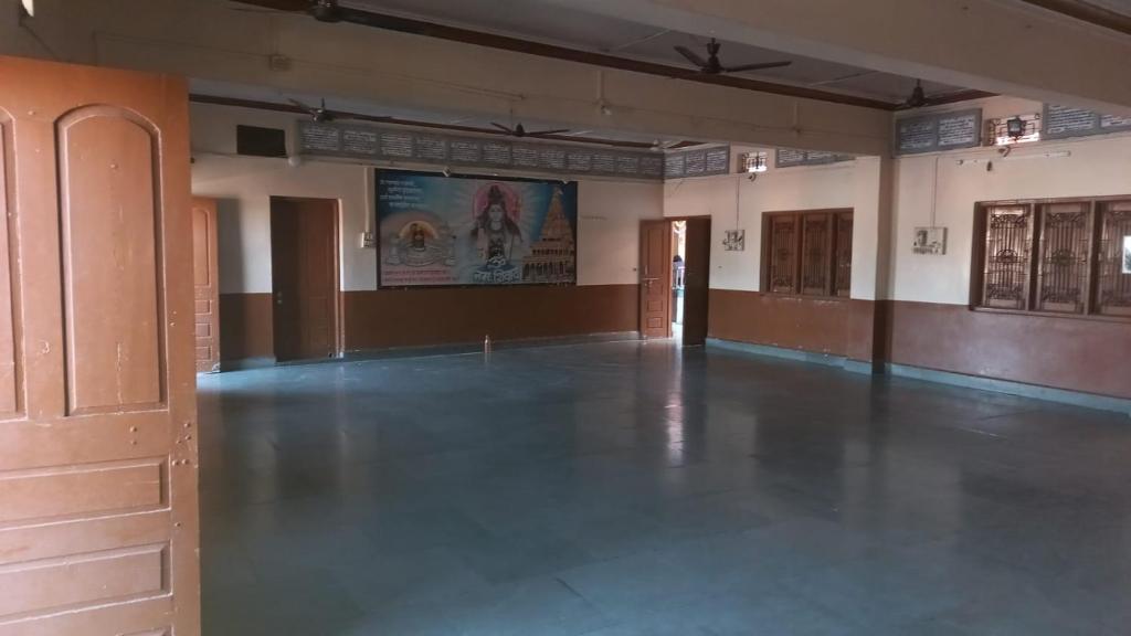 a large empty room with a large empty floor at Gehelot DharmShala in Ujjain