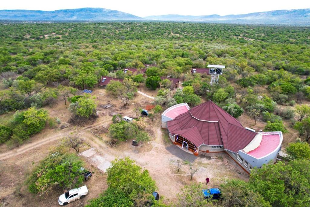 z góry widok na dom z dachem w obiekcie Mara Empiris Safari Camp w mieście Ololaimutiek