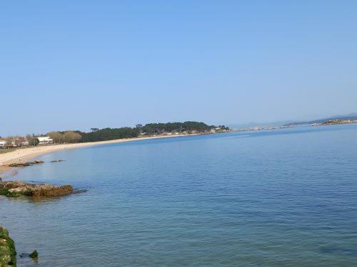 a large body of water next to a beach at SOLPOR DO VERAN in Ribeira