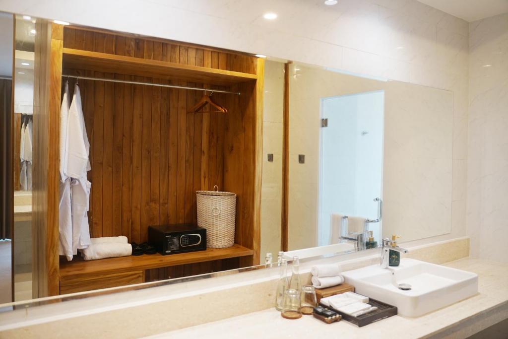 a bathroom with a sink and a mirror at manca kemetug in Blimbing