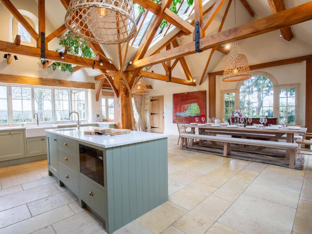 A kitchen or kitchenette at Ashworth House