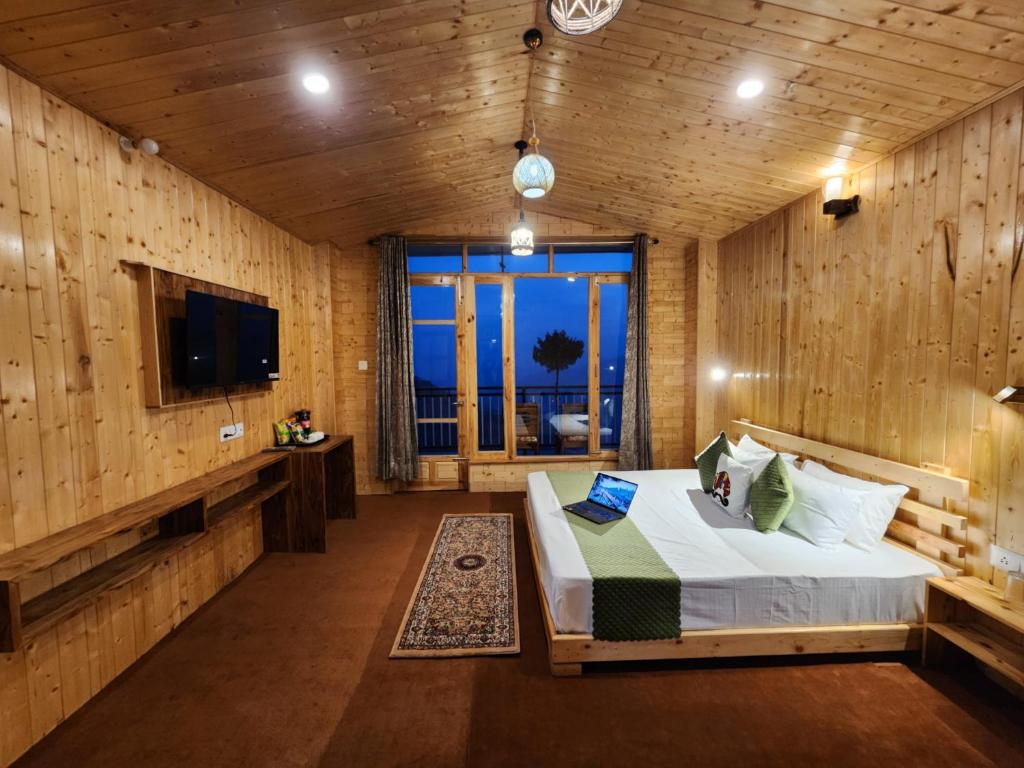 1 dormitorio con 1 cama en una pared de madera en Gadegal Homestay Narkanda - Rooms & Pahadi Café en Shimla