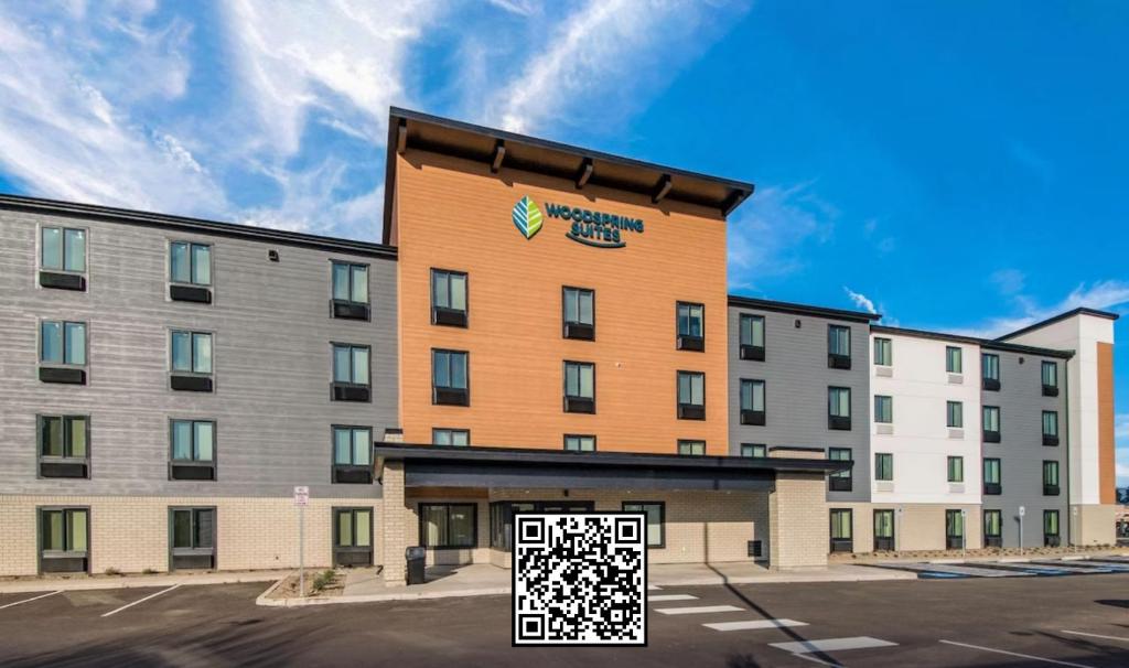 un gran edificio con un cartel delante en WoodSpring Suites Portland Vancouver en Vancouver