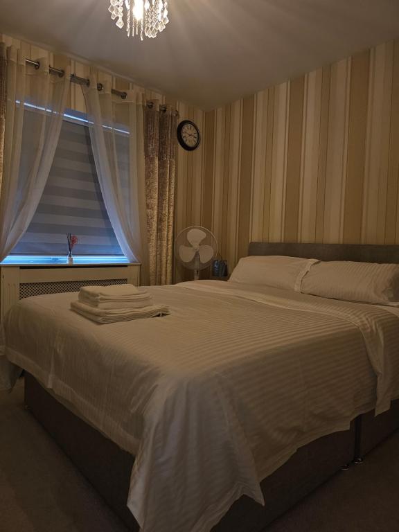 - une chambre avec un grand lit et une fenêtre dans l'établissement Comfortable Short Stay in Dublin, à Dublin