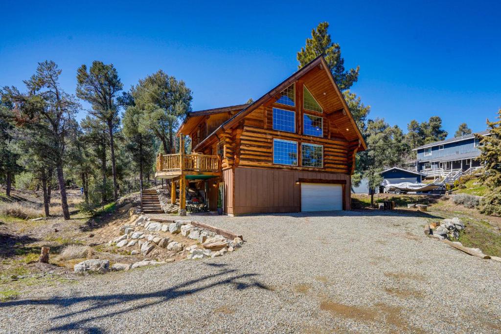 una casa de madera con garaje y una casa en Pinon Pines Vacation Rental Hike, Bike and ATV!, en Pine Mountain Club