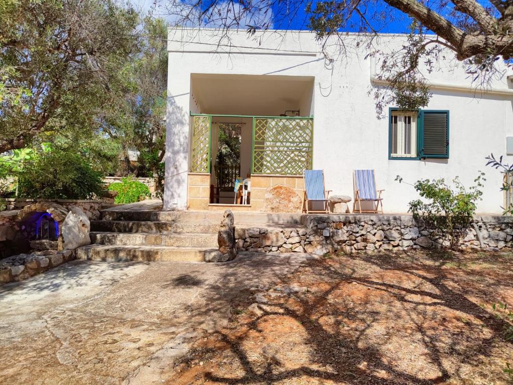 een huis met twee stoelen op de veranda bij Casa Terradico in Gagliano del Capo