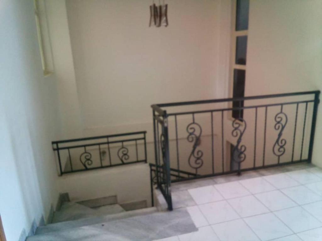 uma escada com um corrimão de ferro num quarto em Cozy Homestay Private Room: Home-Away-Home em Addis Ababa