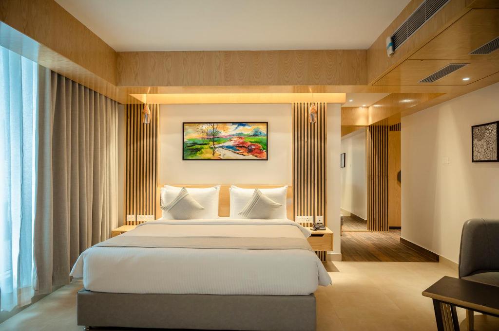 sypialnia z dużym łóżkiem w pokoju w obiekcie HOTEL LAKE VIEW w mieście Baharampur