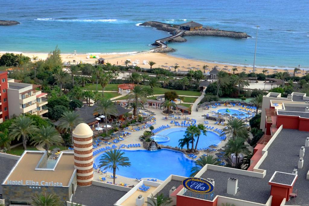 z góry widok na ośrodek z plażą w obiekcie Elba Carlota Beach & Golf Resort w mieście Caleta De Fuste