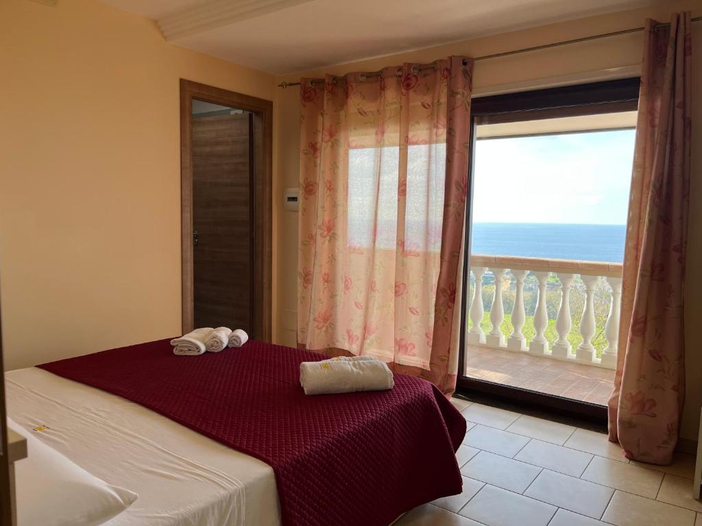 A bed or beds in a room at Residenza Domus Aurea Tropea- Vista Mare