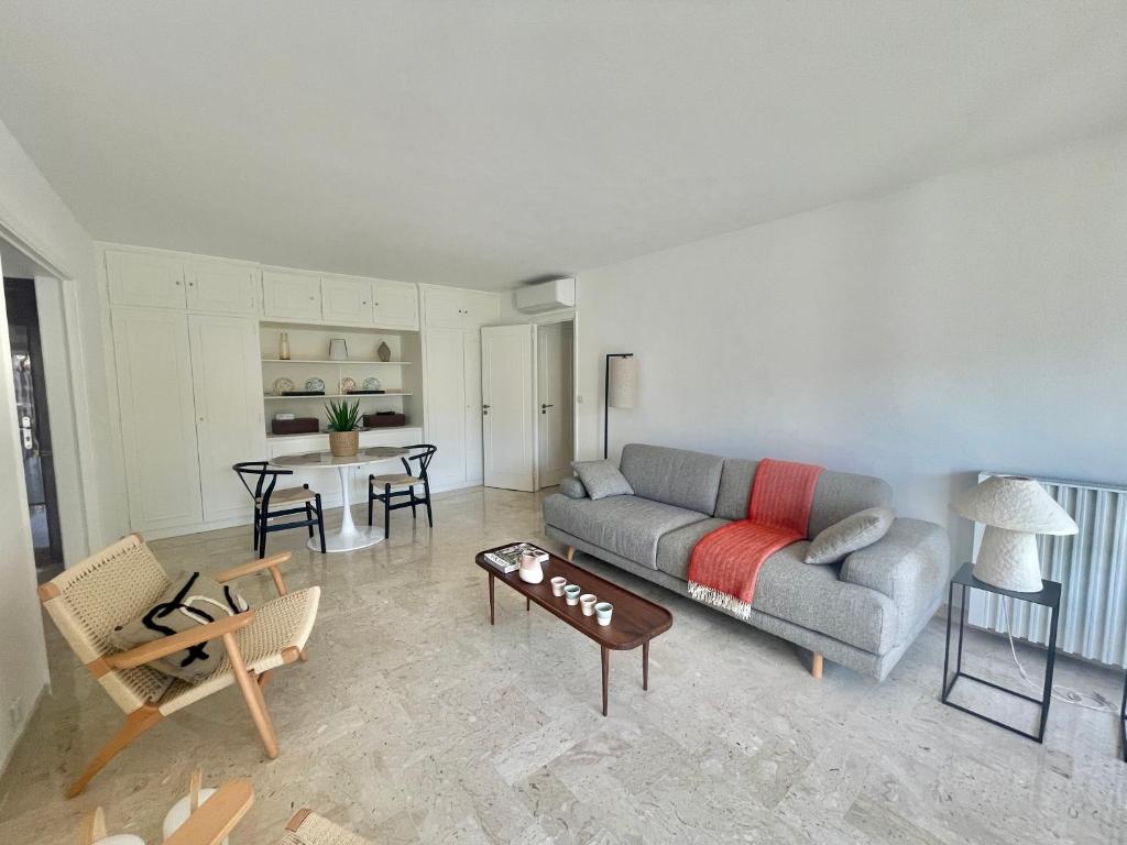 un salon avec un canapé et une table dans l'établissement Appartement moderne 1 chambre, à Cannes