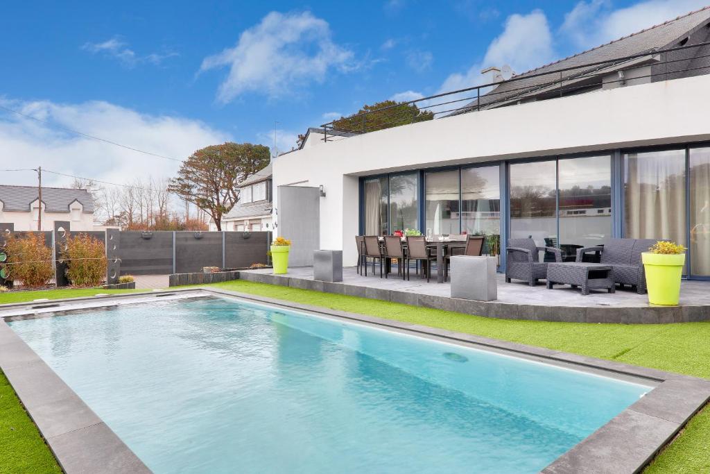 une piscine dans l'arrière-cour d'une maison dans l'établissement Maison pour 8 - Piscine - 550 m de la plage, à Saint-Pierre-Quiberon