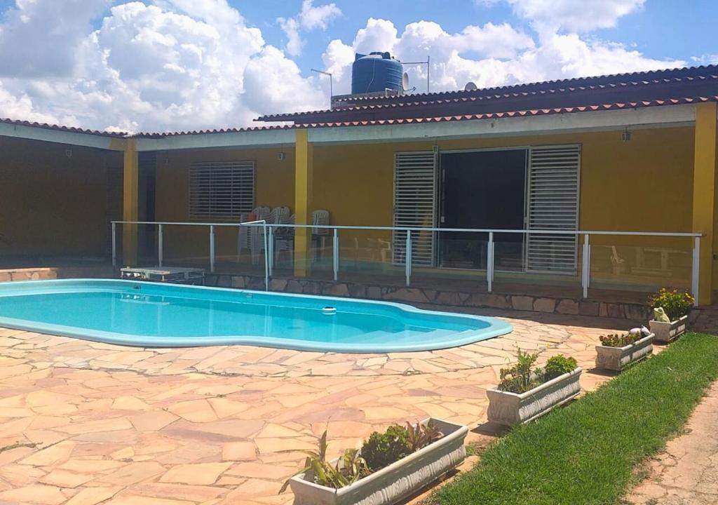 a swimming pool in front of a house at Chácara Jacoob em Itatiba Capacidade p/ 40 Pessoas in Itatiba