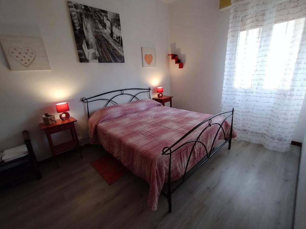 una camera con un letto con copriletto rosso di Damarilù ad Alghero