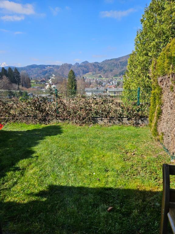 Vista generica sulle montagne o vista sulle montagne dall'interno dell'appartamento