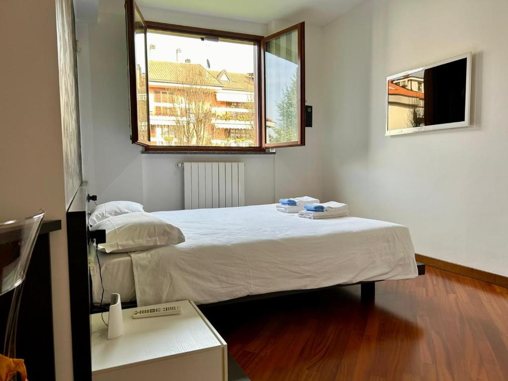 1 Schlafzimmer mit 2 Betten und einem Fenster in der Unterkunft Kibilù - Ospedale Galeazzi - Rho Fiera - Milano in Arese
