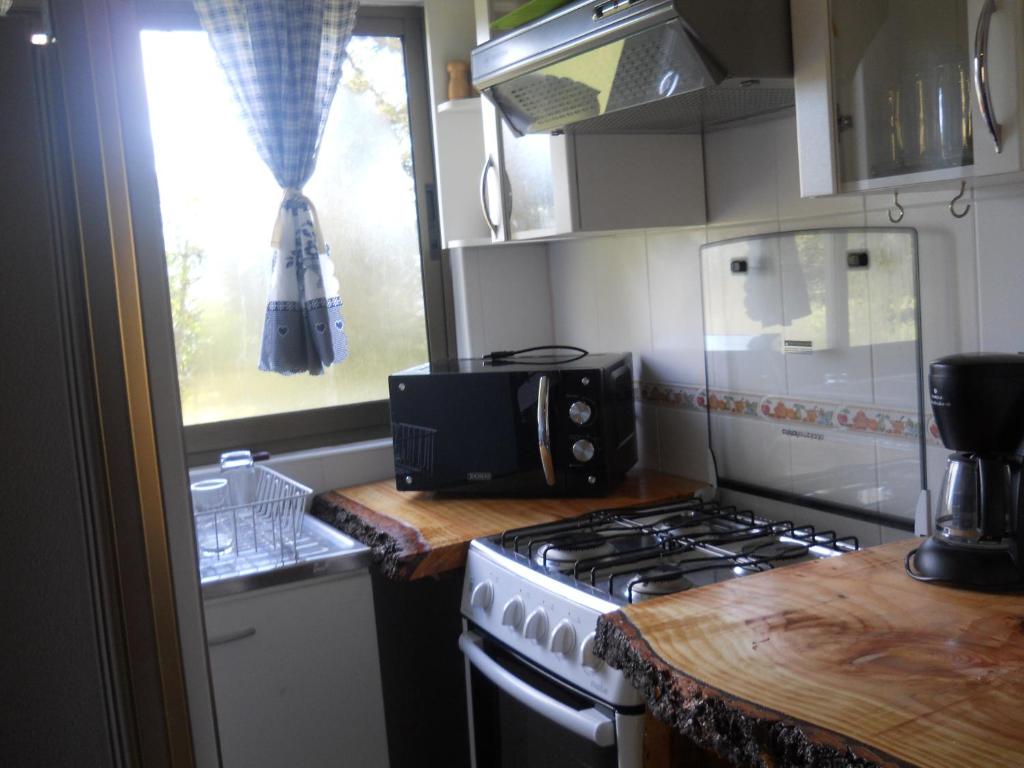 Cucina o angolo cottura di Cabañas Wualmapu " acceso sólo vehiculos tipo camioneta, jeep o SUV"