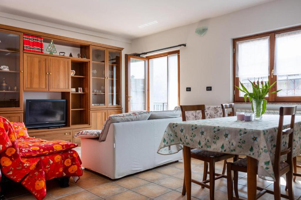 - un salon avec un canapé et une table dans l'établissement Mara House, Fino del Monte Ospitar, à Fino del Monte
