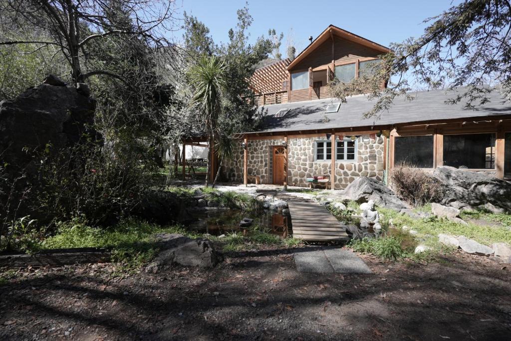 una casa de piedra con un camino delante de ella en Refugio Atreyu en Santiago