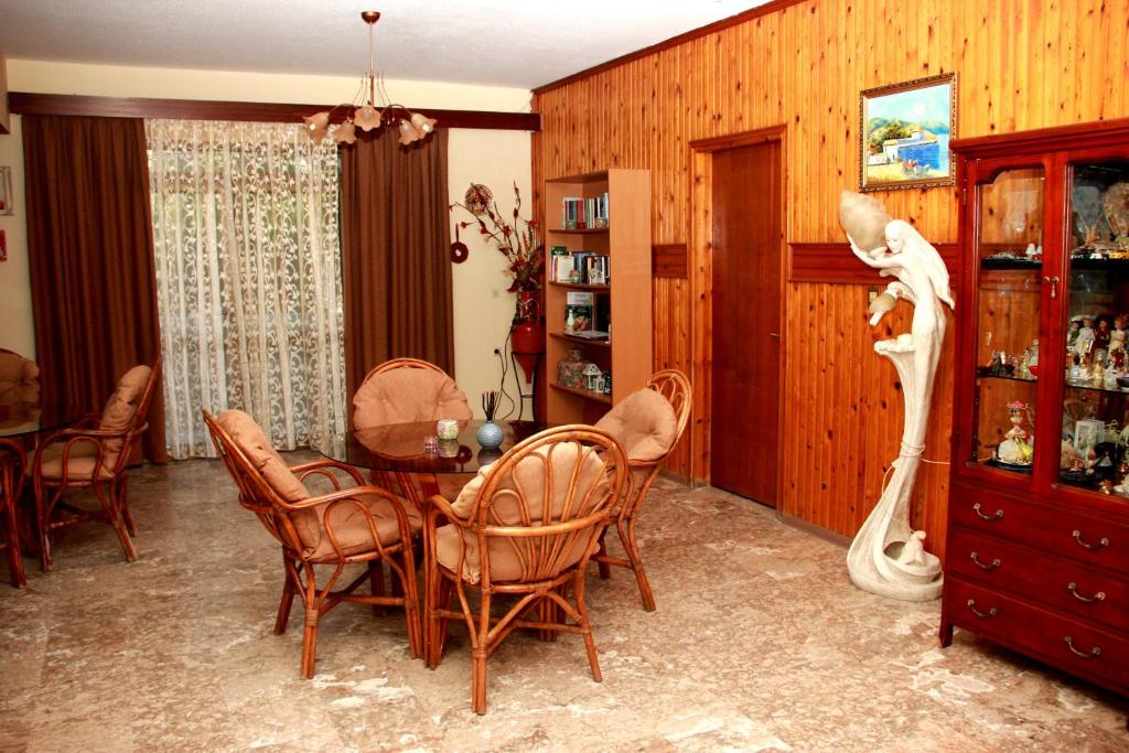 jadalnia ze stołem i krzesłami w obiekcie Hotel Dimitra Sun w mieście Archangelos