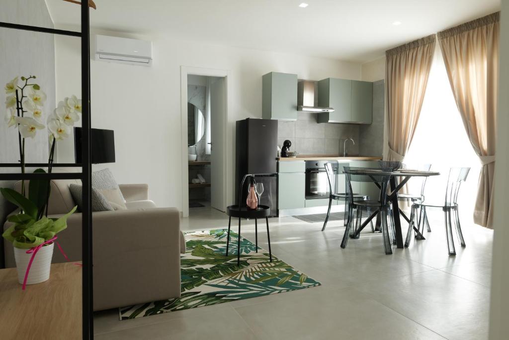 una sala de estar con un sofá y una mesa en Villa Lucia, en Pompeya