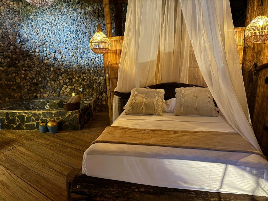 Postel nebo postele na pokoji v ubytování Akasha suites
