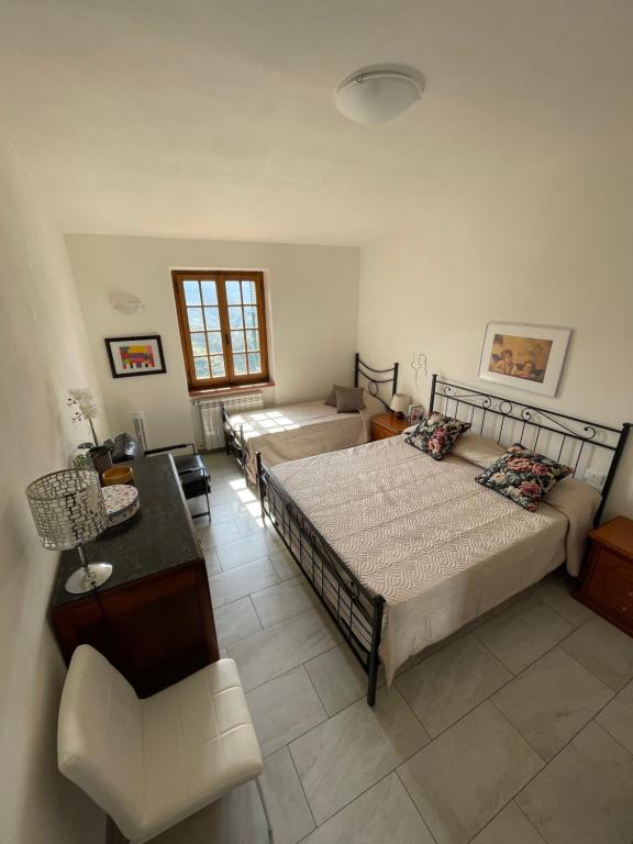 a bedroom with two beds and a couch at La casa di Rosetta in Levanto