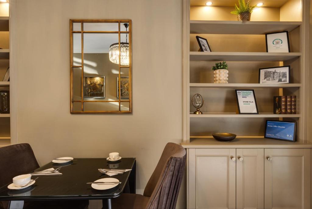 - une salle à manger avec une table et un miroir dans l'établissement Stone Villa Chester, à Chester
