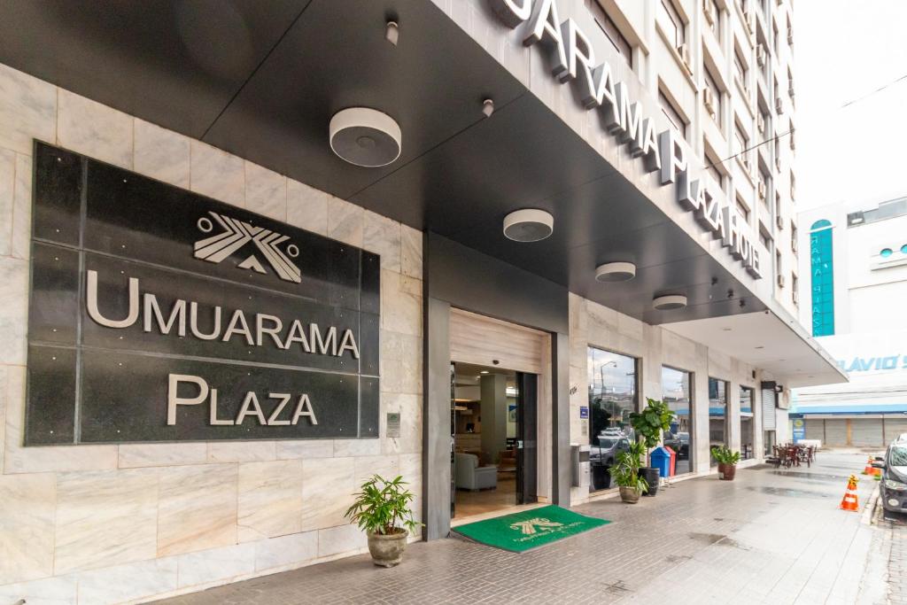 ゴイアニアにあるUmuarama Plaza Hotel by Castelo Itaipavaの側面に看板がある建物