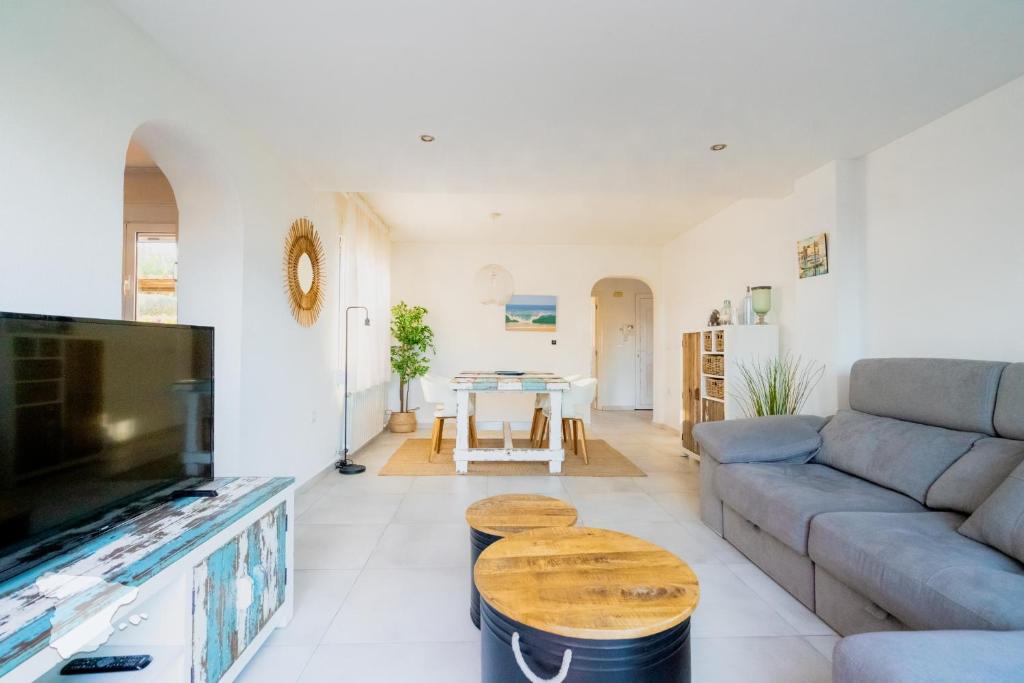 salon z kanapą i stołem w obiekcie CostaBlancaDreams Casa Colari 4 in Calpe w mieście Calpe