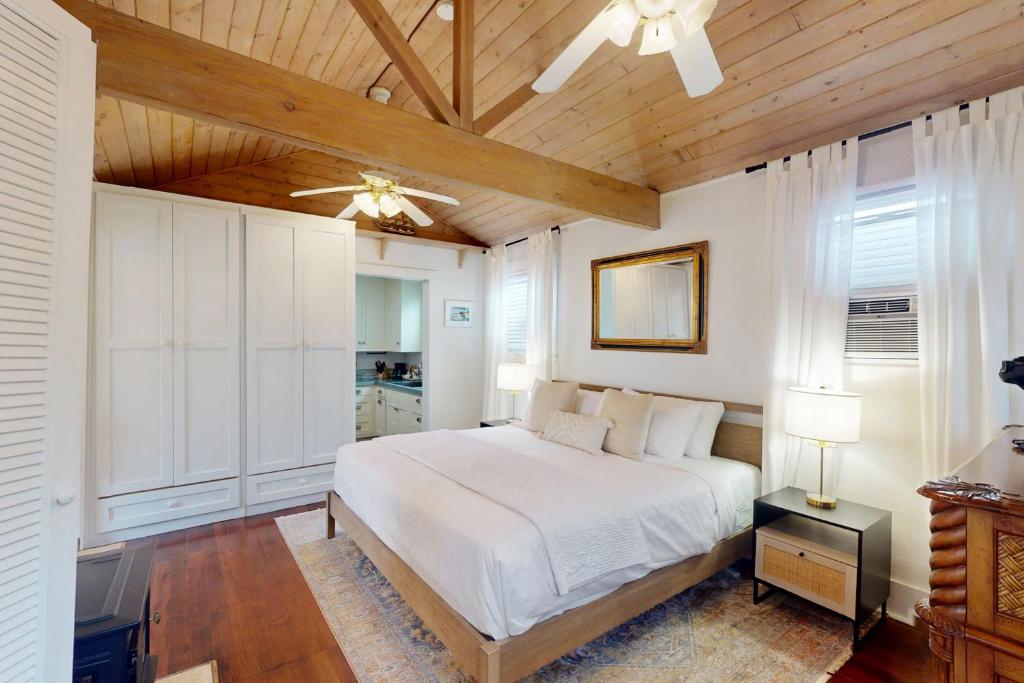 um quarto com uma cama e um tecto de madeira em Santa Barbara Beach Cottage em Santa Bárbara