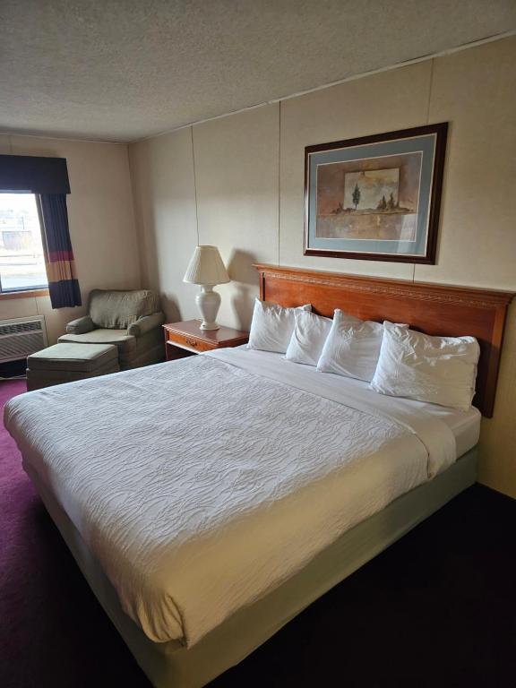 Postel nebo postele na pokoji v ubytování Beartooth Inn