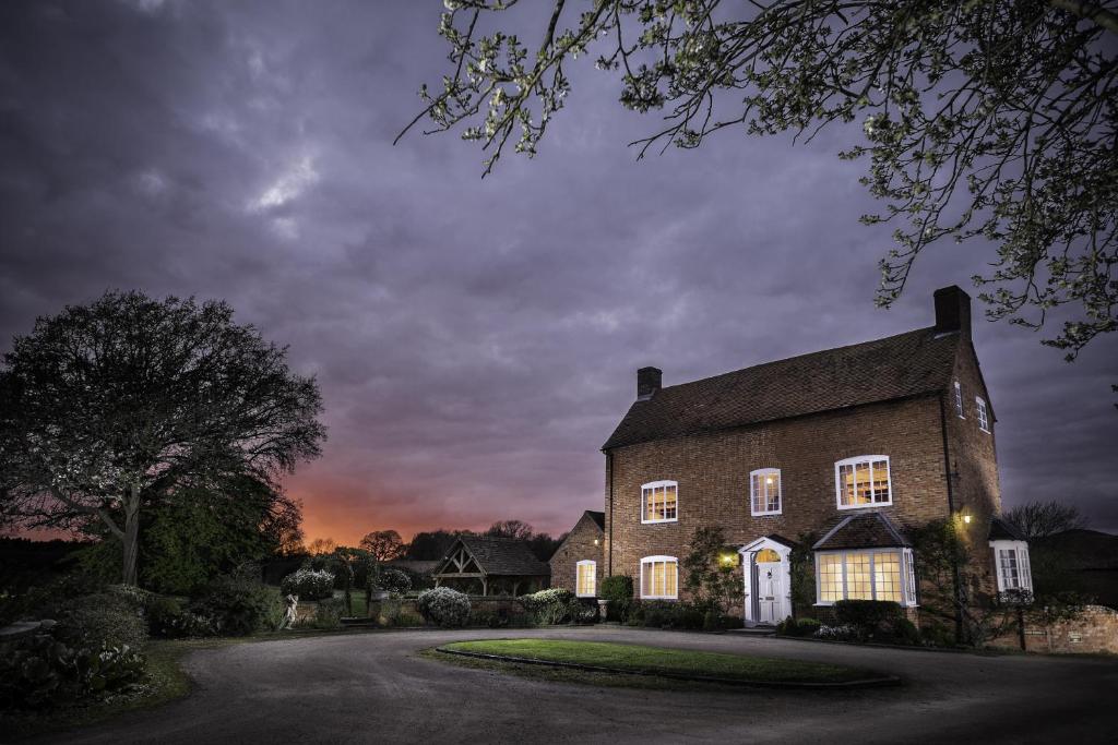 uma grande casa de tijolos ao lado de uma estrada em Wethele Manor em Leamington Spa