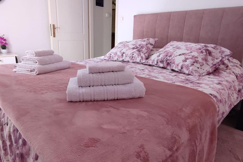 Postel nebo postele na pokoji v ubytování Νίκος: διαμέρισμα στην Πάτρα, πανέμορφο και άνετο