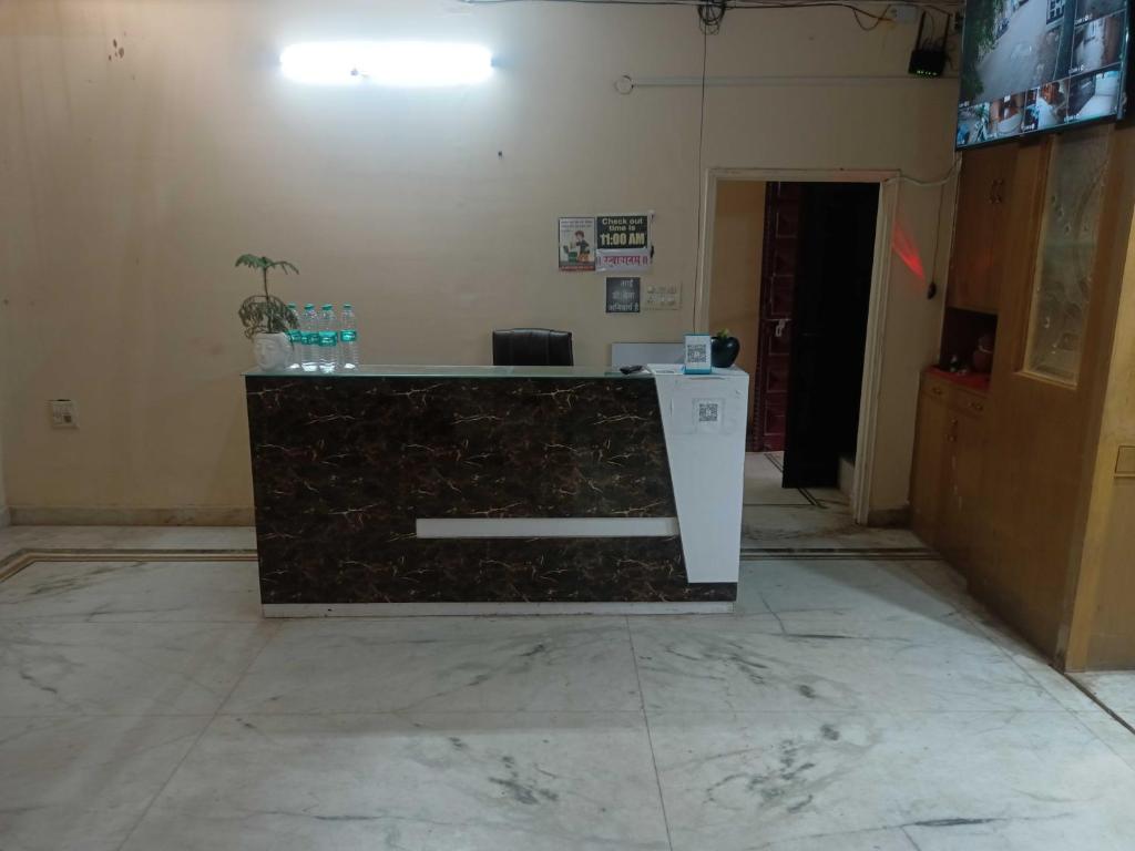 a lobby with a counter in a room at OYO The Blue Sky Hotel And Resort in Gwalior