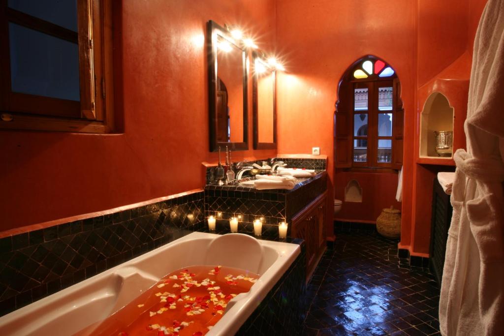ein Badezimmer mit Badewanne und Waschbecken in der Unterkunft Riad Palais Calipau in Marrakesch