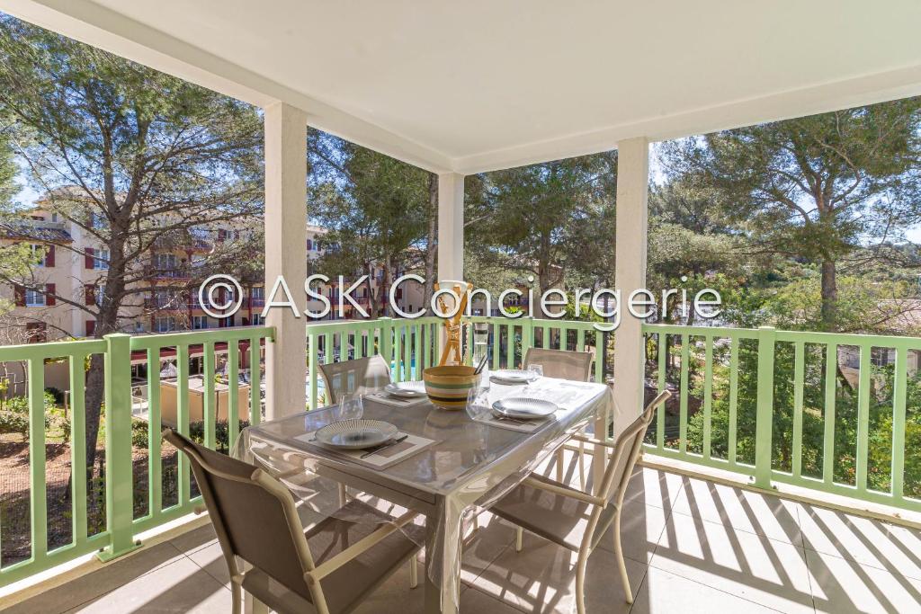 une pièce avec une table et des chaises sur un balcon dans l'établissement Apartment BB with pool, close to the beach, shops, à Cavalaire-sur-Mer