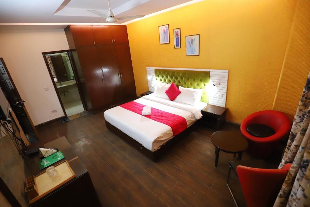 Postel nebo postele na pokoji v ubytování The Hotel Vagmi DLF Gurugram
